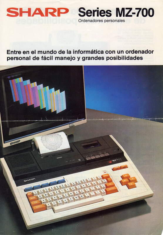 Ordenador Sharp MZ-700 de 1983 con teclado integrado y pantalla CRT, acompañado de folleto publicitario en español.